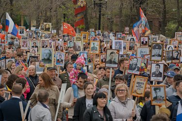 В «Бессмертном полку» прошли десятки тысяч оренбуржцев